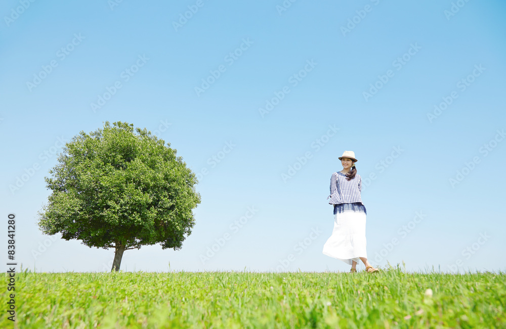 原っぱに立つ女性