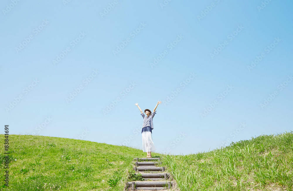 階段の上に立つ女性