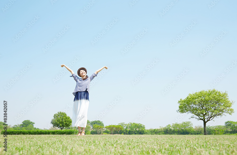 広場で背伸びする女性