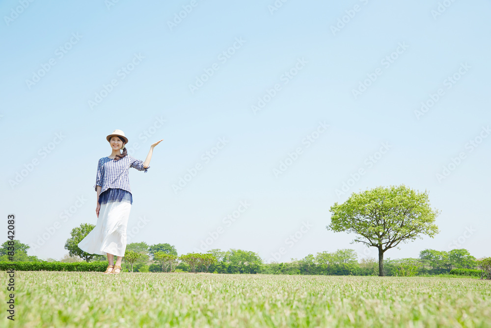 広場で案内する女性