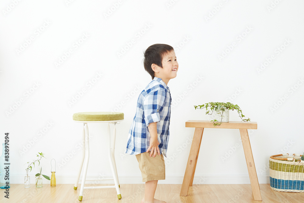 部屋で笑う男の子