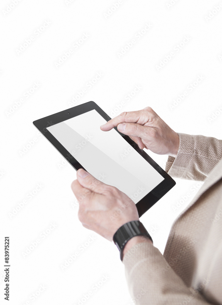 Mani di uomo con tablet