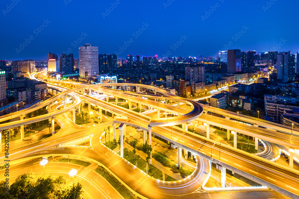 天际线和高架道路