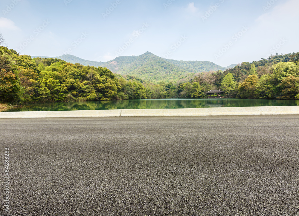 柏油路景观之山