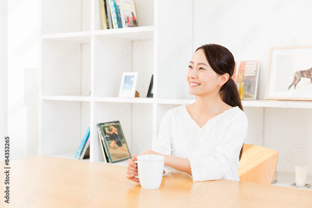 年轻的亚洲女人在客厅放松