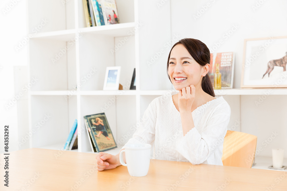 年轻的亚洲女人在客厅放松