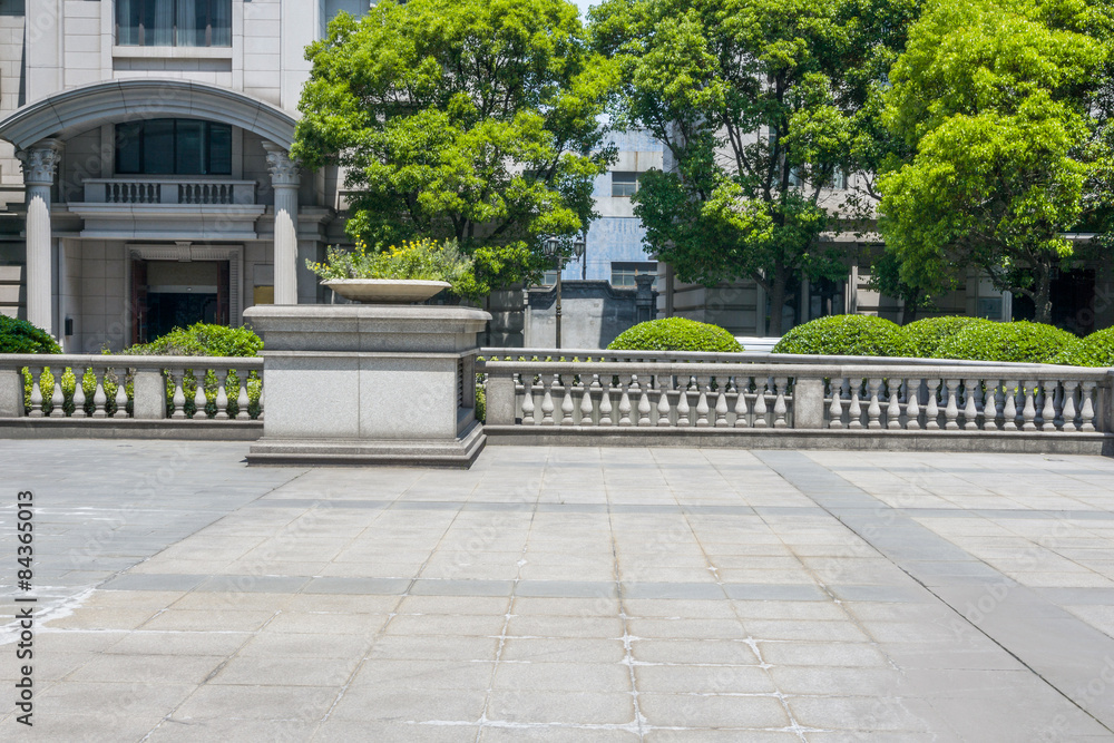 老式建筑附近的空楼层