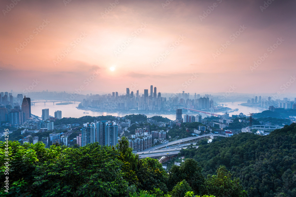 日出时重庆河岸的天际线和景观。