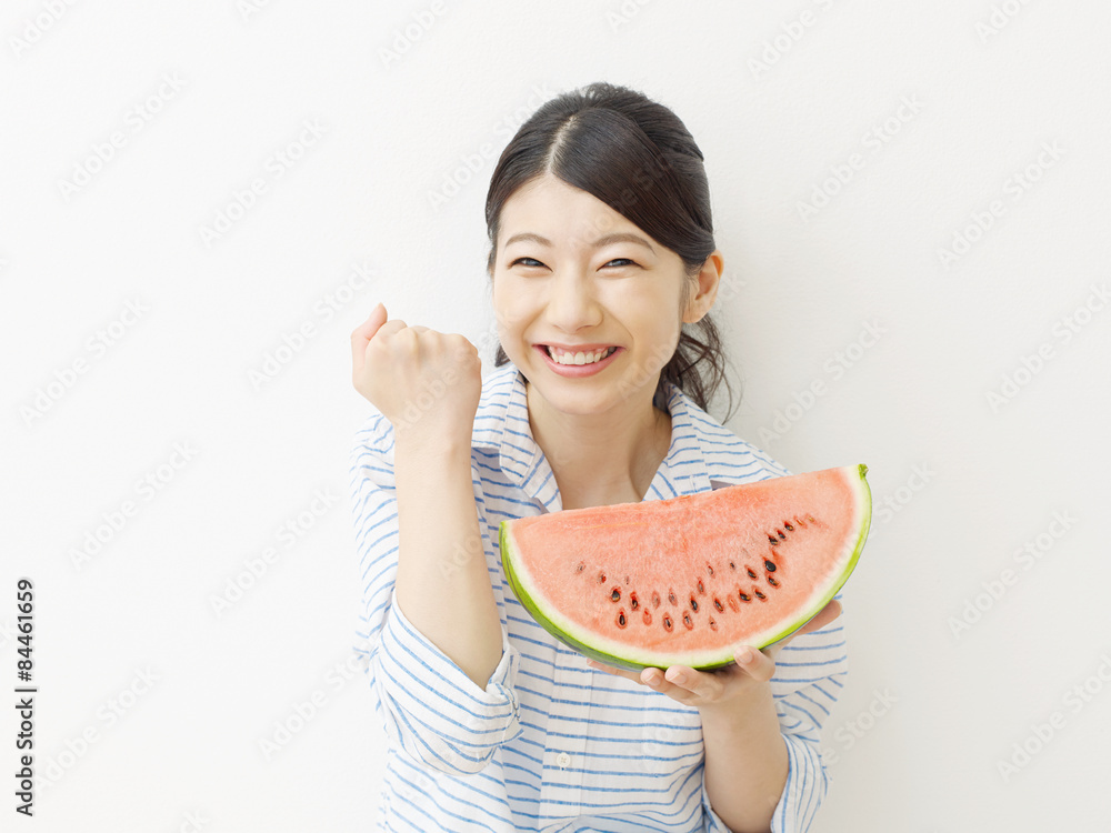 西瓜を食べる女性　ガッツポーズ