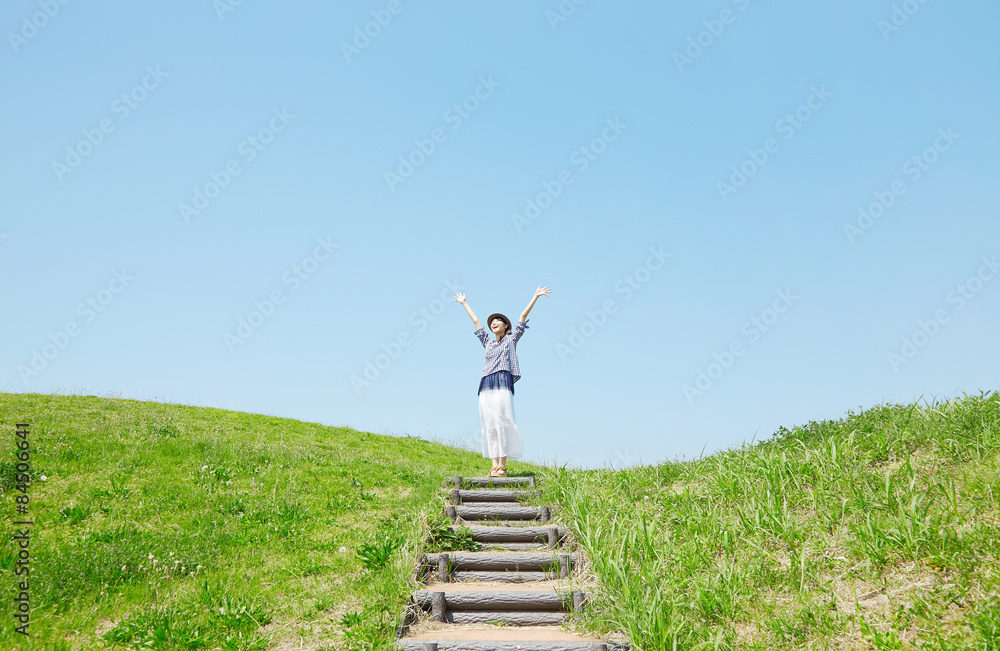 階段の上に立つ女性