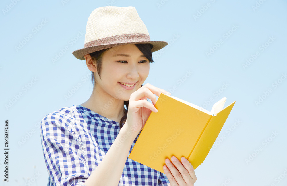 外で本を読む女性