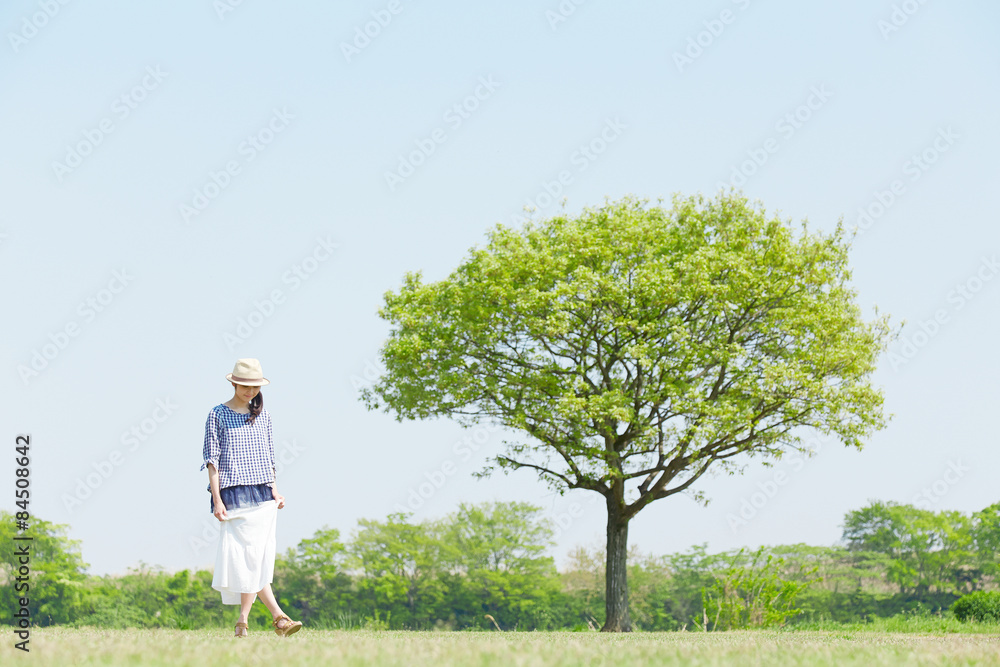 広場を散歩する女性