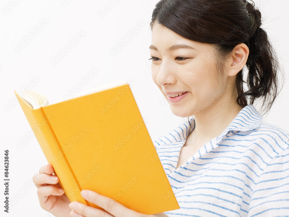 本を読む女性