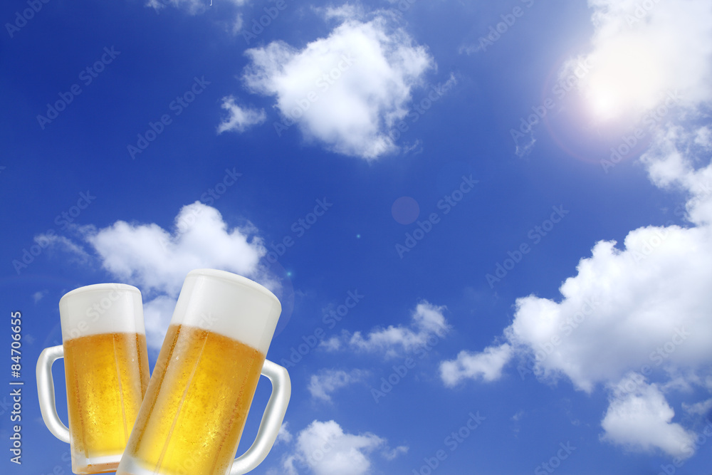 生ビール/真夏の青空に白い雲が浮かぶ背景にキンキンに冷えた生ビールを配置しています