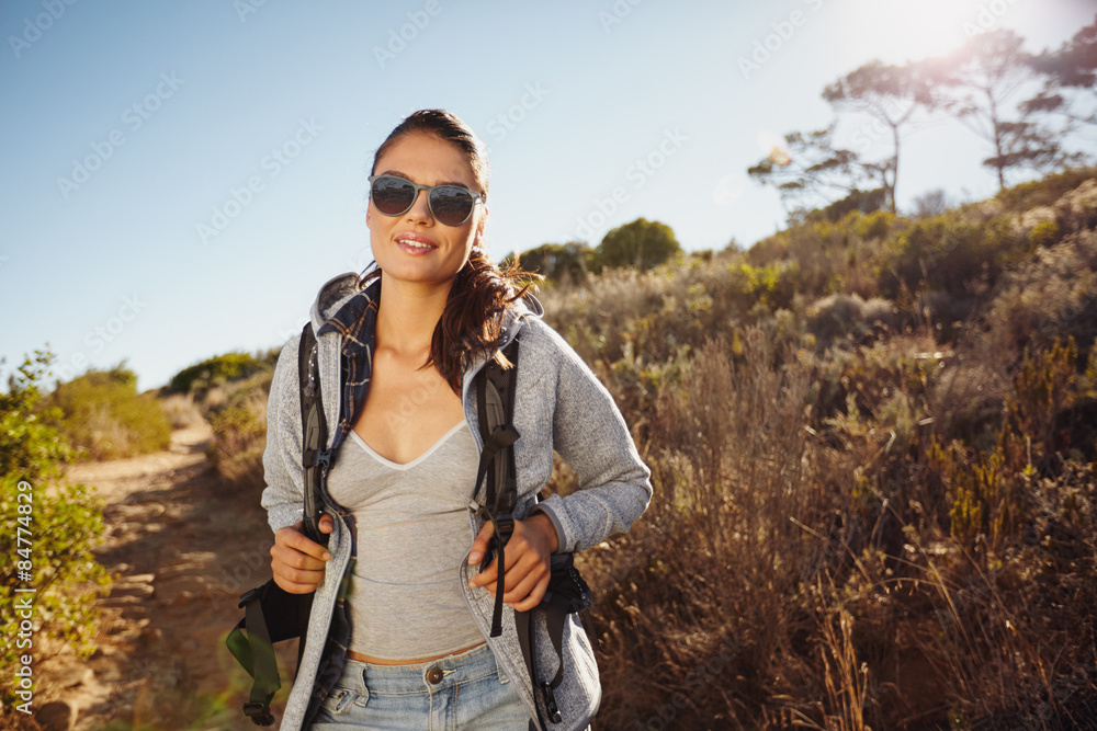 美丽的徒步旅行者在大自然中跋涉