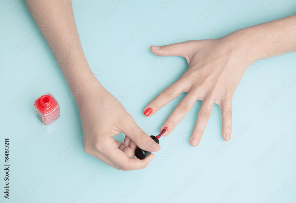 Mani donna con smalto rosso