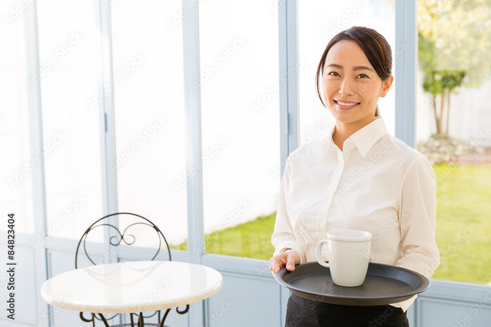 在咖啡馆工作的亚洲女服务员