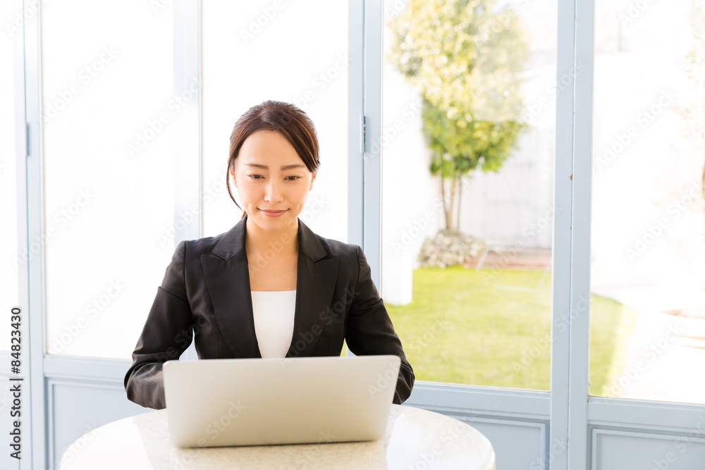 asian businesswoman working in the cafe