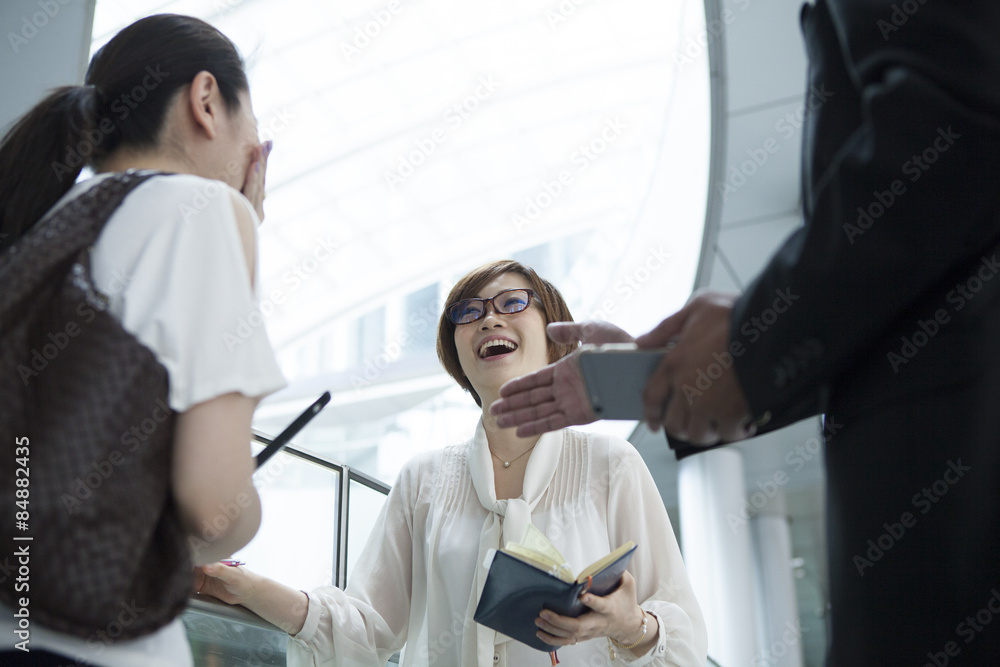 男人和女人聊得很开心