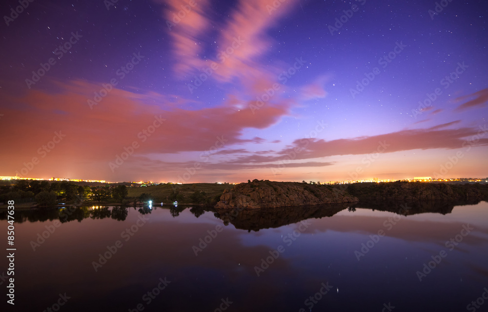 河上美丽的夜空，星星和云彩