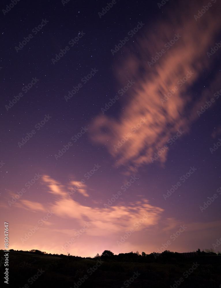 美丽的夜空在有星星和云朵的河边