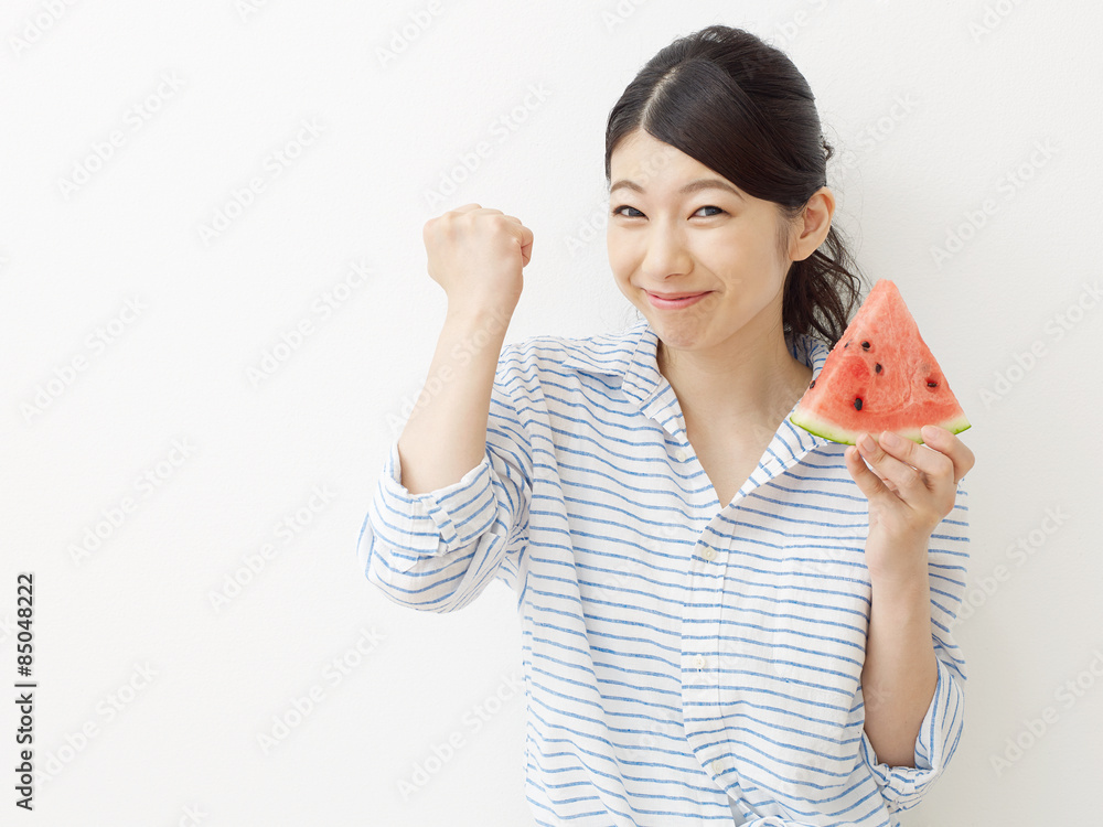 西瓜を食べる女性　ガッツポーズ