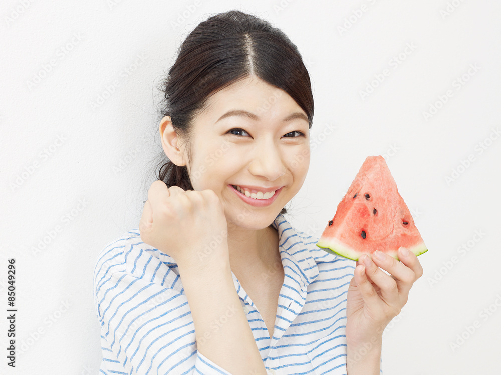 西瓜を食べる女性　ガッツポーズ