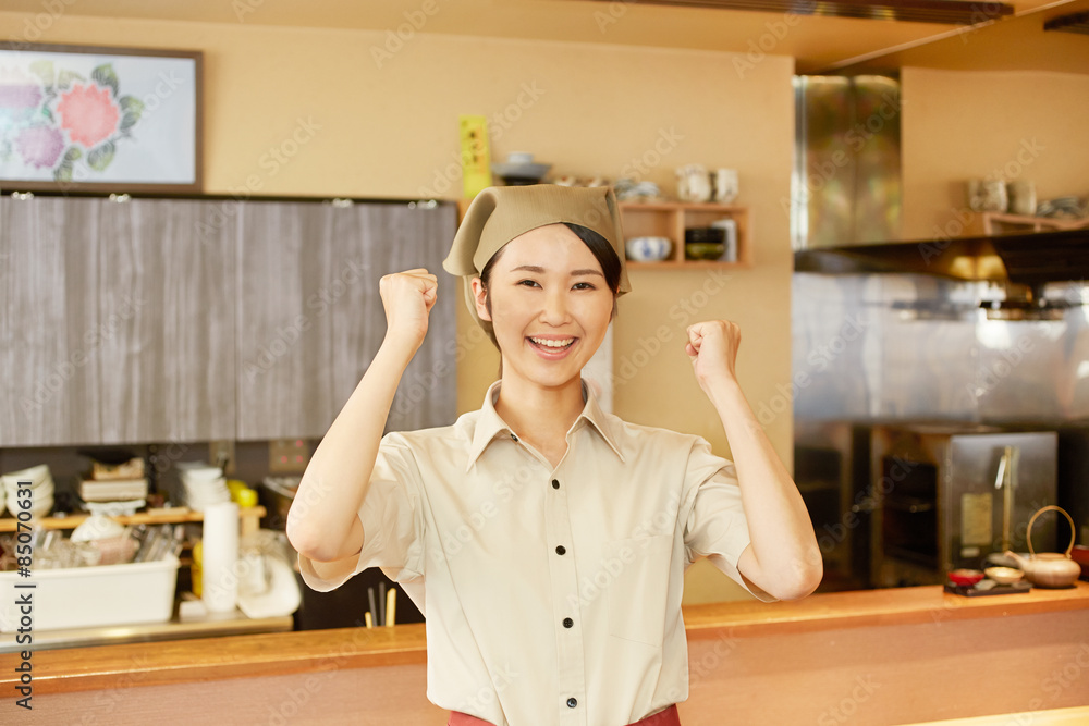 ガッツポーズする店員