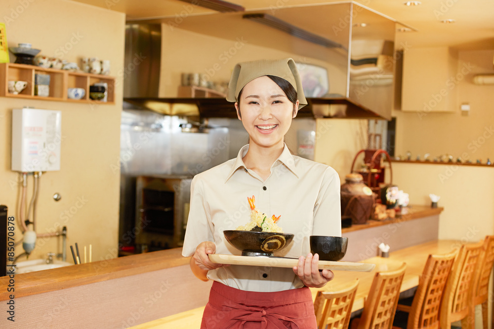 食事を運ぶ店員