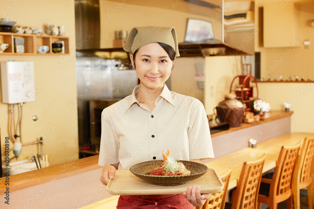 料理を運ぶ店員