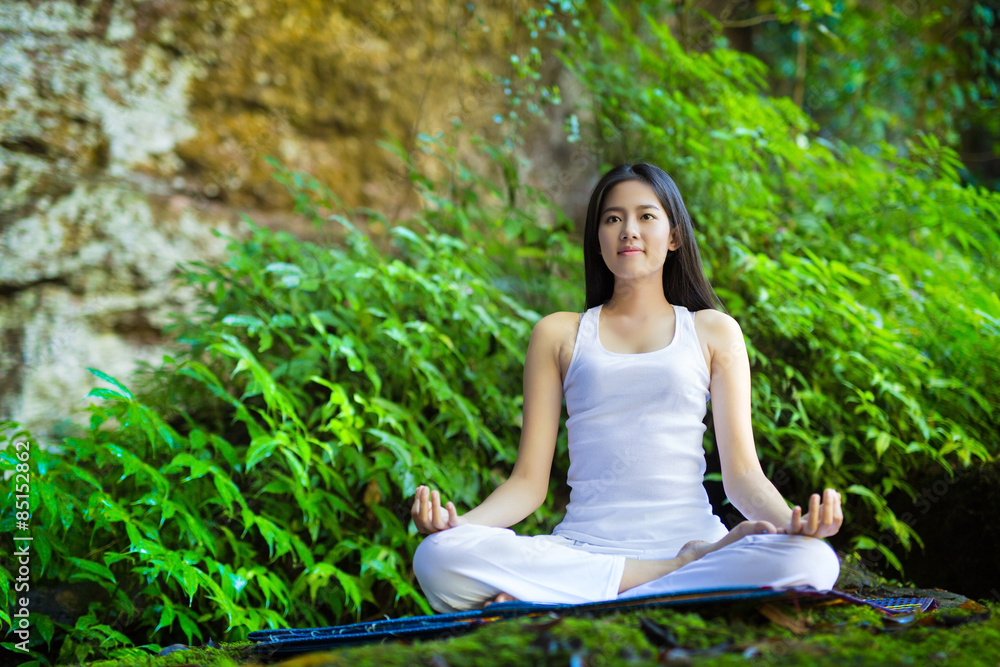 亚洲女人在森林里做瑜伽