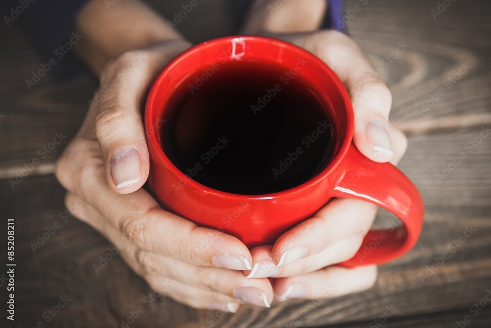 杯子，茶，手。