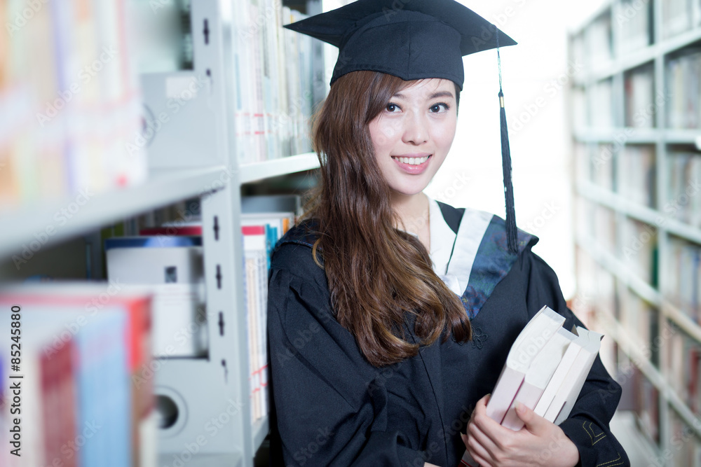 亚洲女学生拿着书，穿着学院装