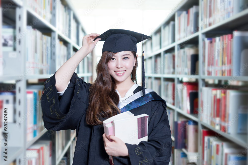 亚洲女学生拿着书，穿着学院装