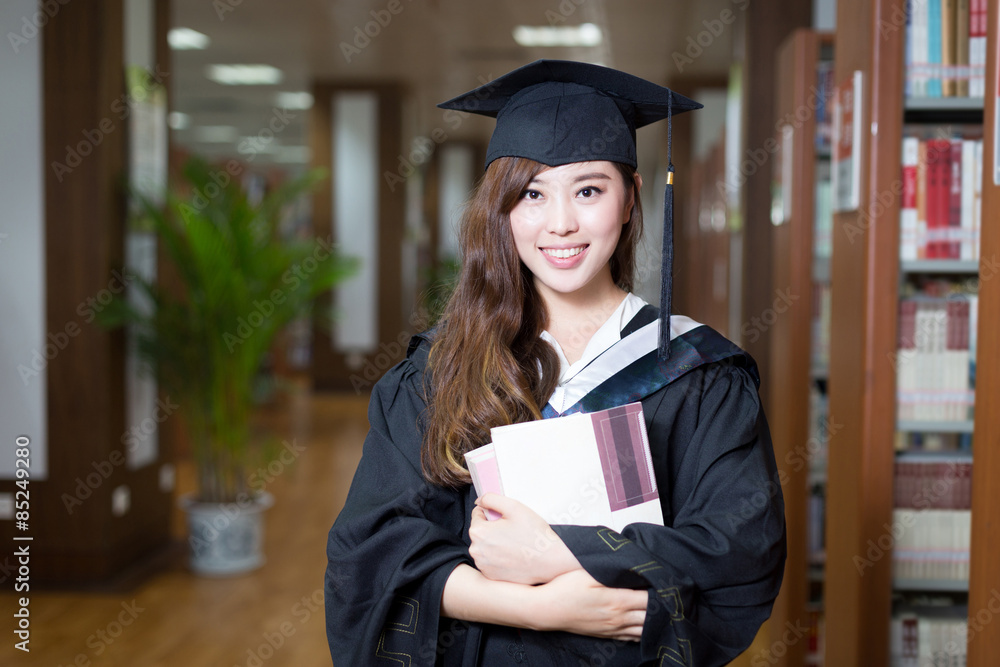 亚洲女学生拿着书，穿着学院装