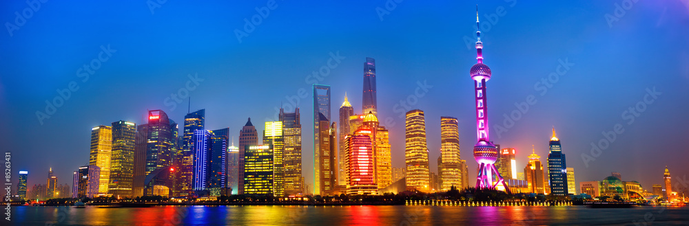 中国夜晚的上海天际线全景