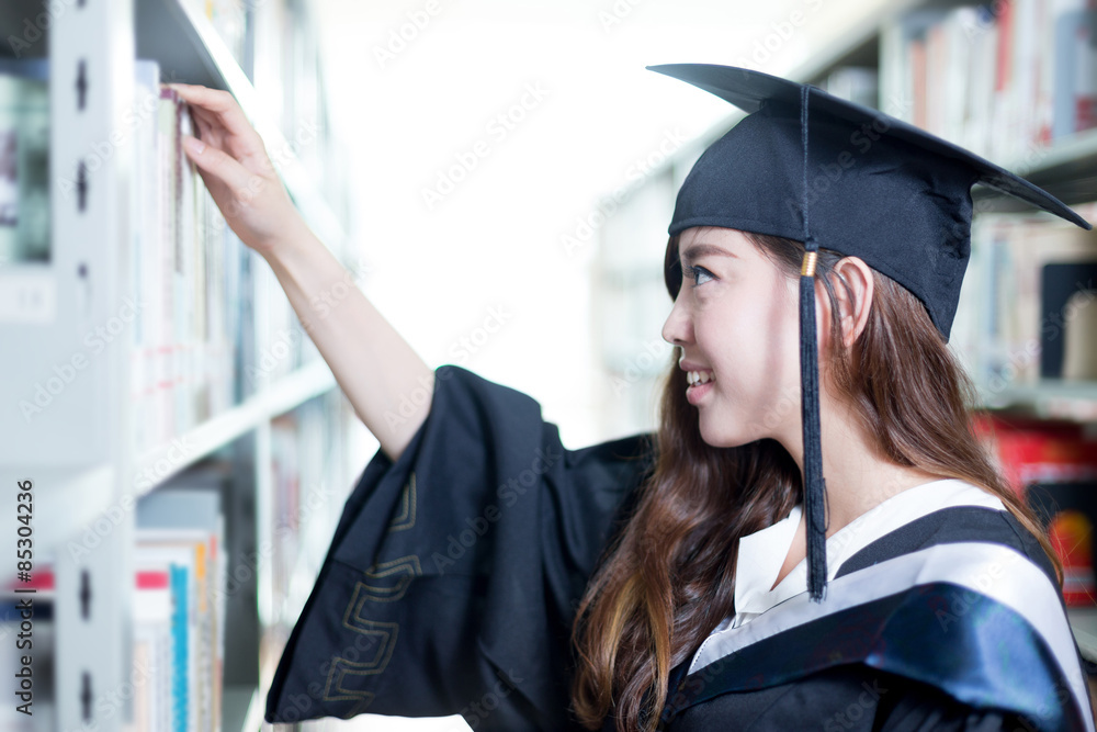 亚洲美女女学生在图书馆找书