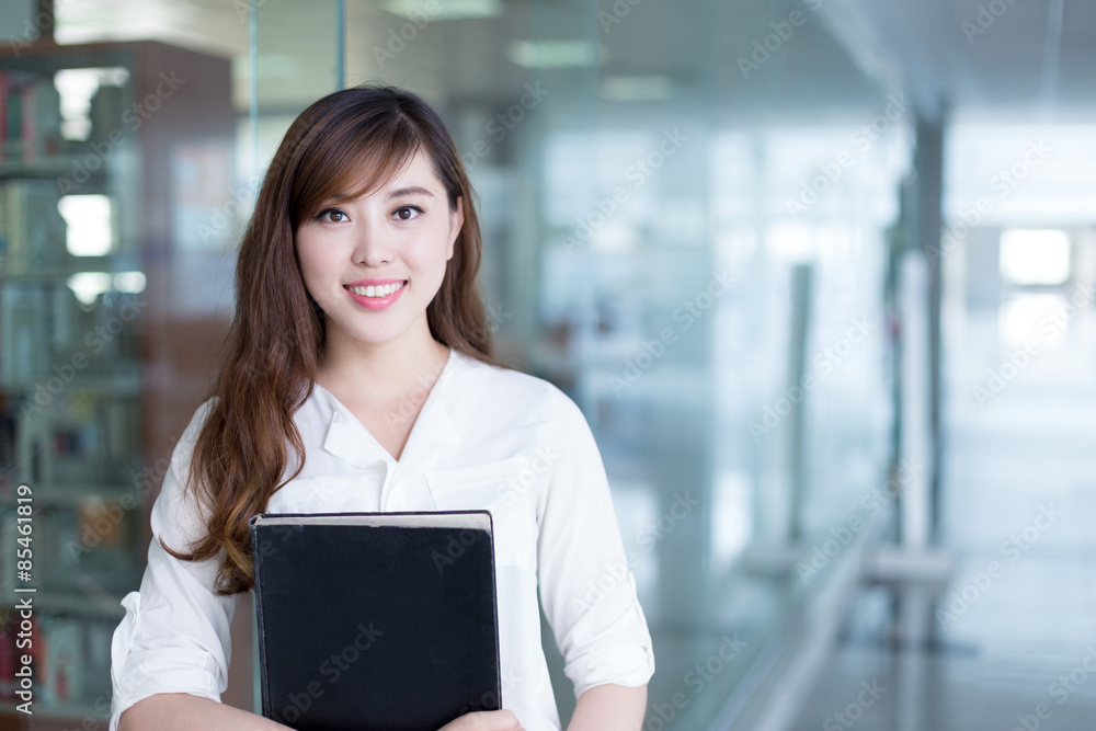 图书馆里拿着书的亚洲美女女学生