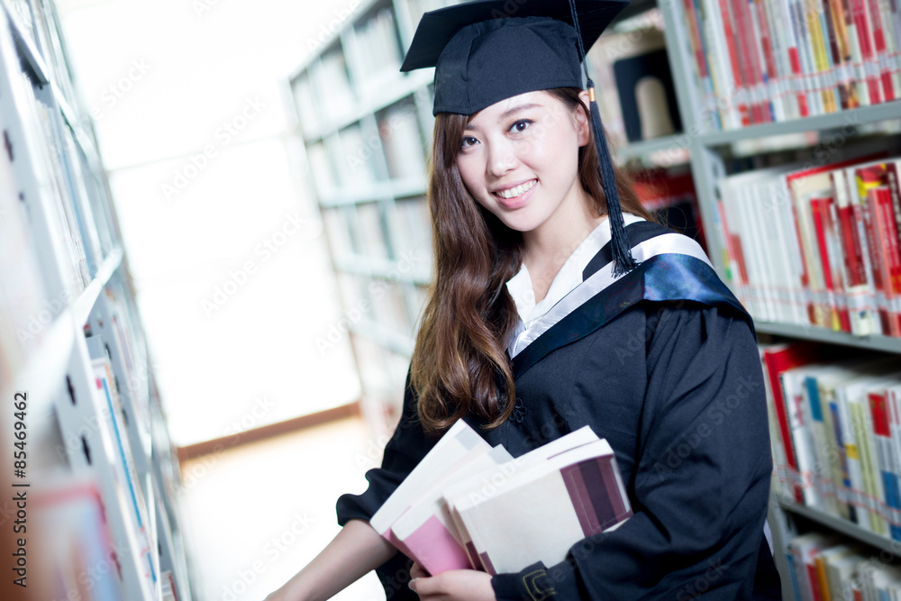 亚洲美女女学生在图书馆拿书