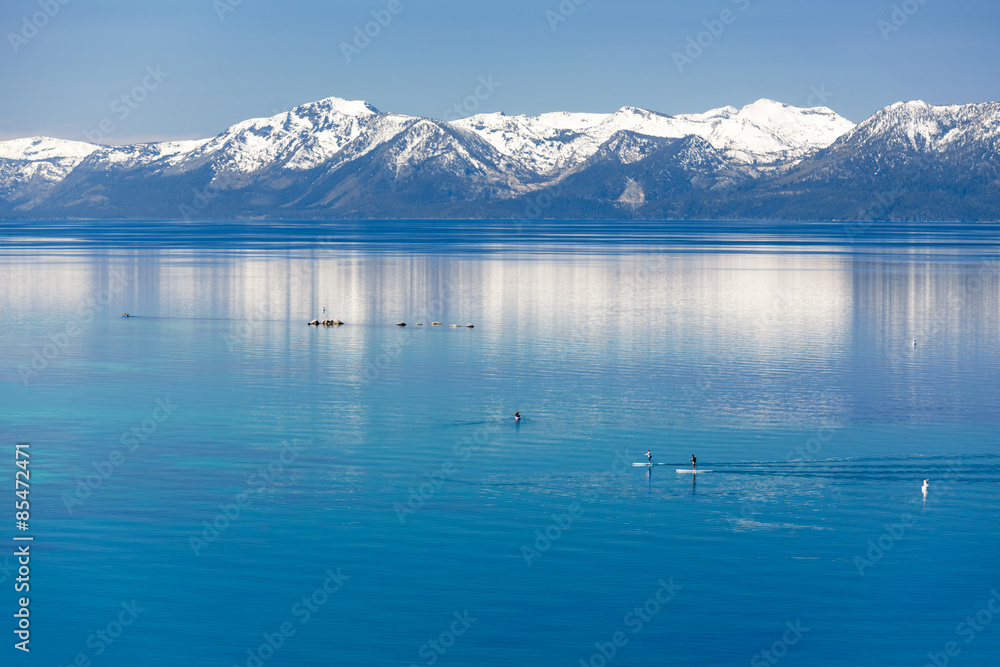 登上平静的太浩湖，欣赏内华达山脉的雪山。