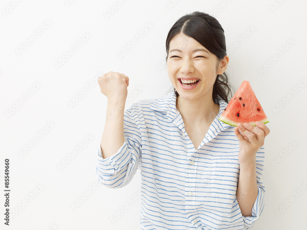 西瓜を食べる女性　ガッツポーズ