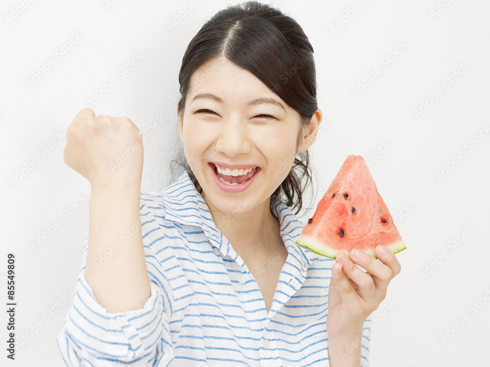 西瓜を食べる女性　ガッツポーズ