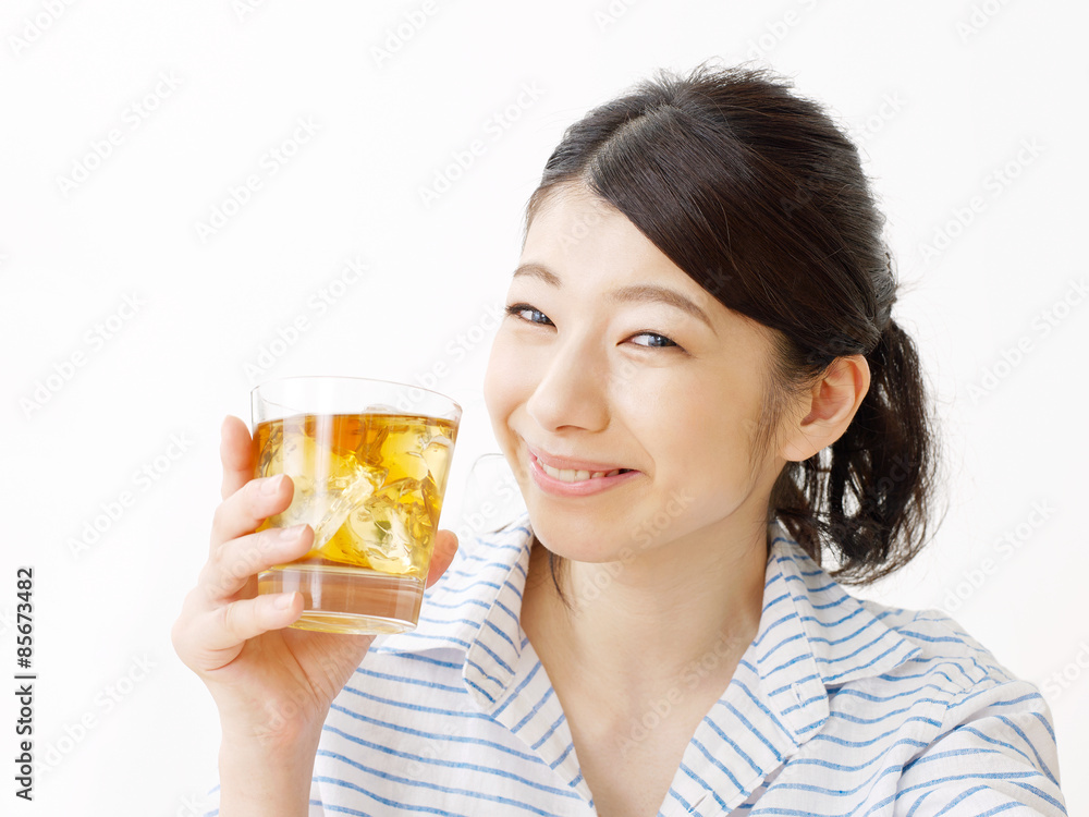 アイスティーを飲む女性