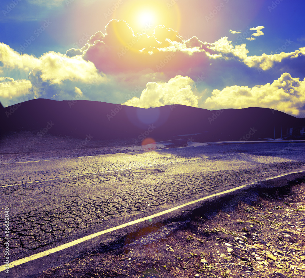 Asfalto y concepto de viaje. Carretera y puesta del sol.