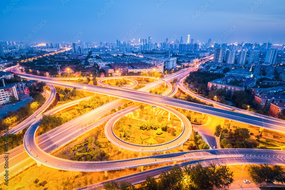 夜晚美丽的立交路