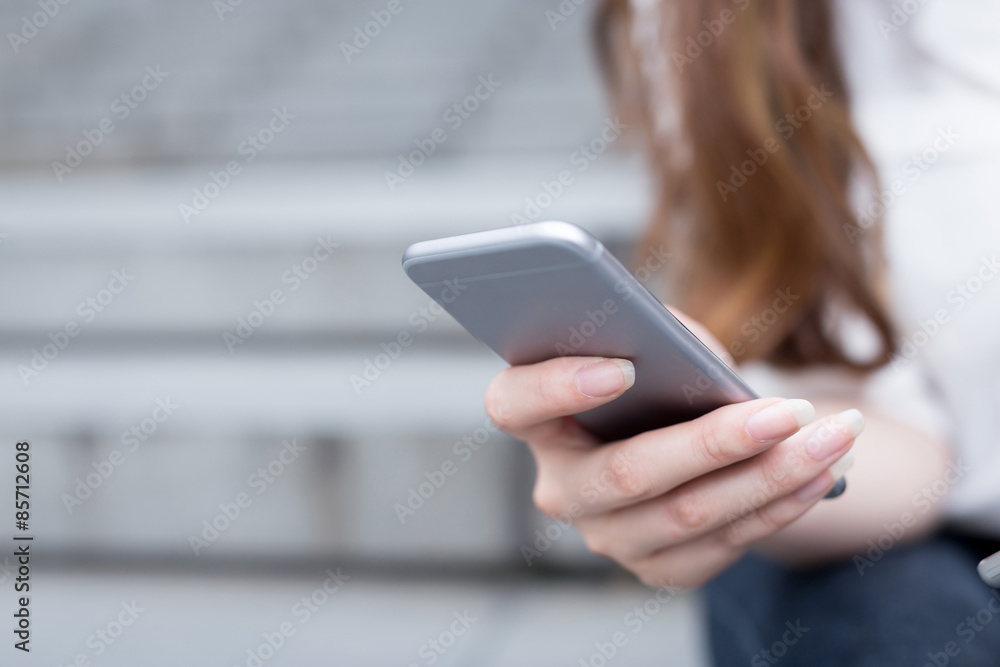 亚洲美女女学生在校园里使用手机