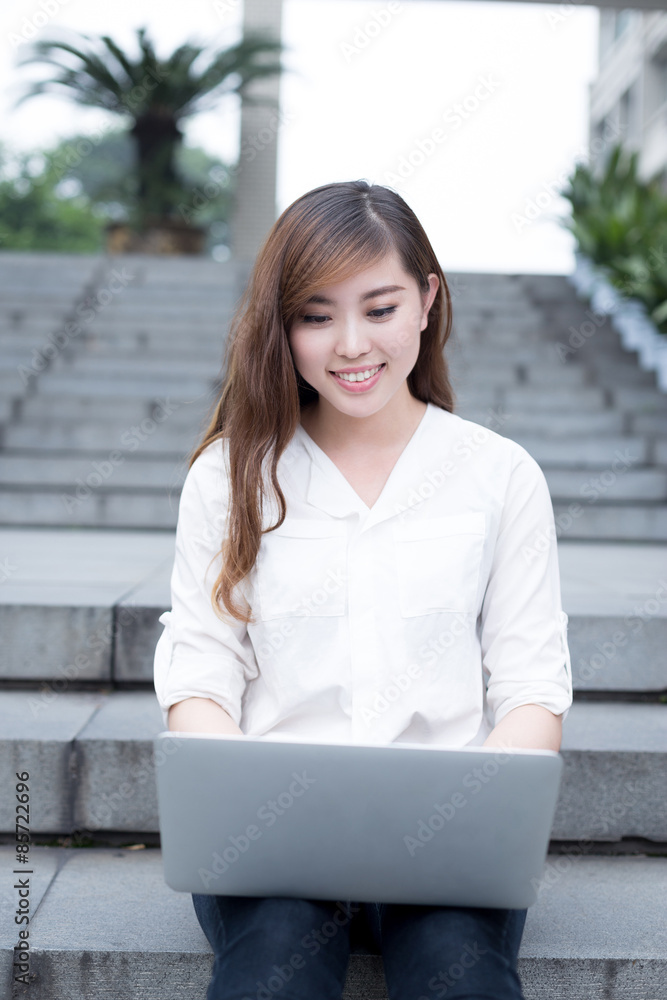 亚洲美女女学生在校园使用笔记本电脑