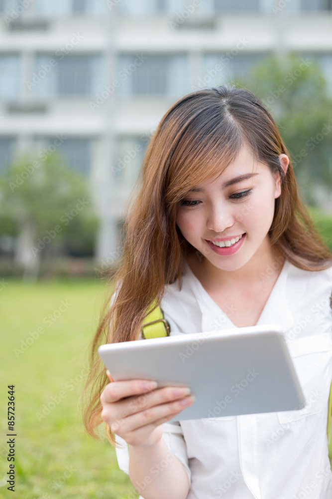 亚洲女学生在校园使用平板电脑