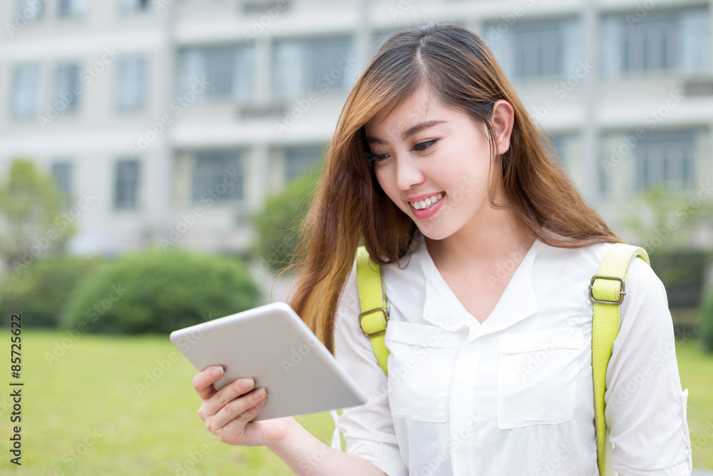 亚洲女学生在校园使用平板电脑