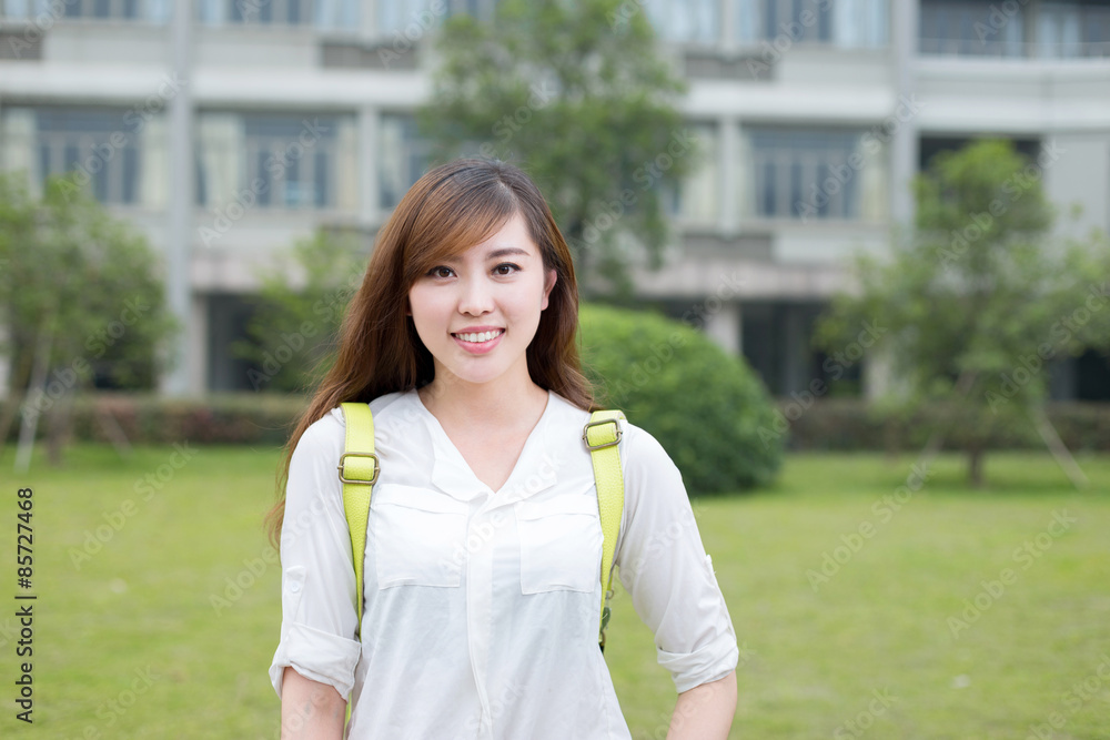 校园里的亚洲美女女学生画像